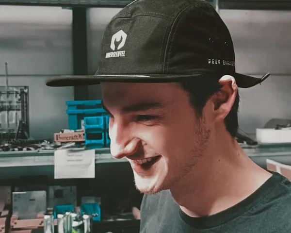 Model wearing the Moersleutel classic jockey cap, flat flap