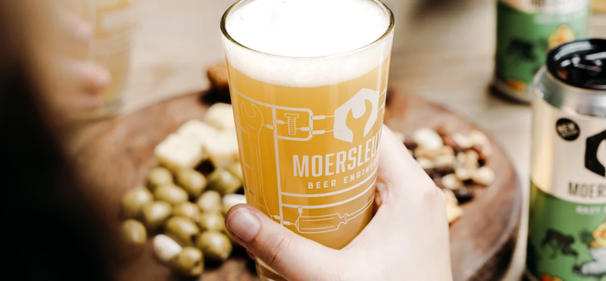 Crank the Juice IPA in a glass served with a snack board – beer and food pairing during borrel moment