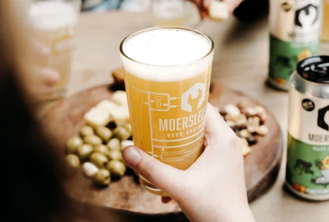Crank the Juice IPA in a glass served with a snack board – beer and food pairing during borrel moment