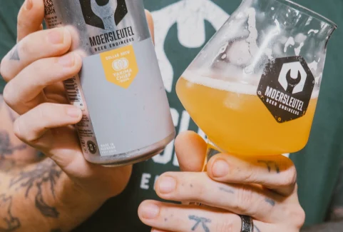 New England IPA in glass – beginner guide to what IPA stands for