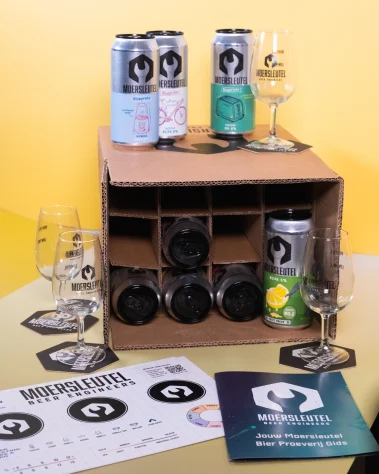 Moersleutel bierpakket set up for a beer tasting with glasses, coasters, and craft beers ready to enjoy