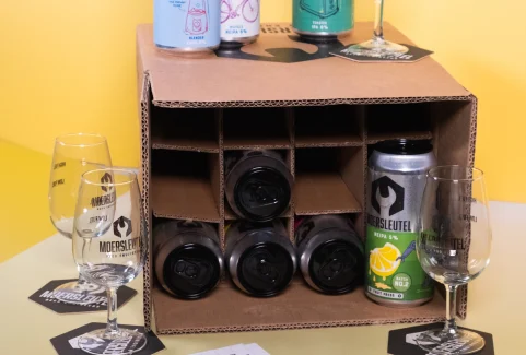 Moersleutel bierpakket set up for a beer tasting with glasses, coasters, and craft beers ready to enjoy