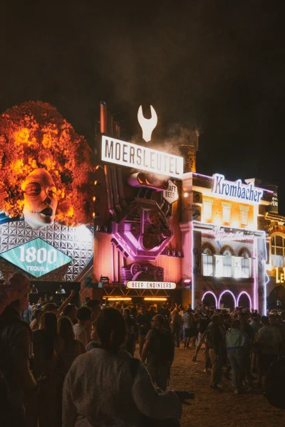 Moersleutel craft beer bar and custom-built beer tower at V and B Festival in Château-Gontier, France